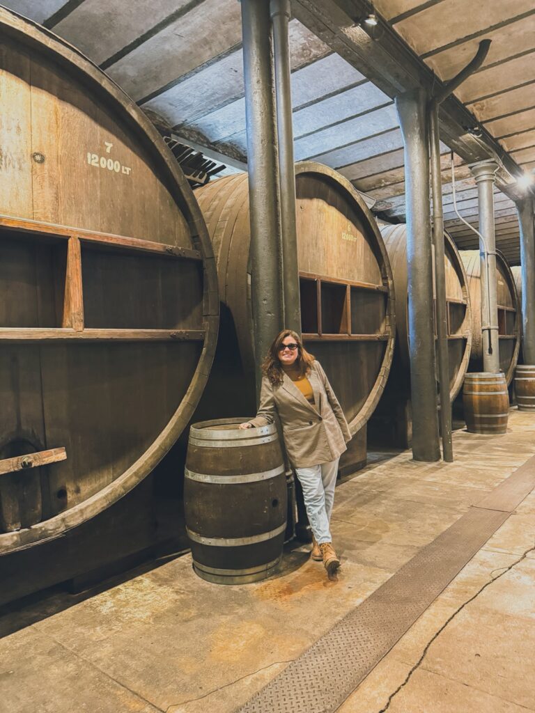 A brasileira durante visita à Bodega Spinoglio, em Montevidéu, vinícola tradicional da região (Divulgação pessoal).