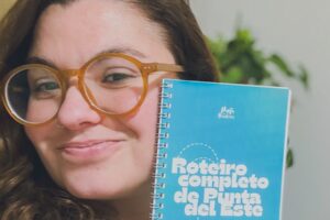 essica Zeppellini com o guia de Punta del Este que desenvolveu ao longo dos anos, reunindo dicas e informações sobre o destino para brasileiros (Divulgação pessoal).