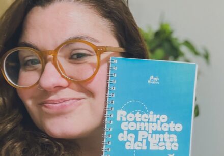essica Zeppellini com o guia de Punta del Este que desenvolveu ao longo dos anos, reunindo dicas e informações sobre o destino para brasileiros (Divulgação pessoal).