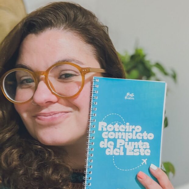 essica Zeppellini com o guia de Punta del Este que desenvolveu ao longo dos anos, reunindo dicas e informações sobre o destino para brasileiros (Divulgação pessoal).