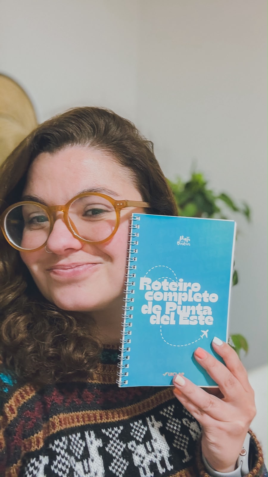 essica Zeppellini com o guia de Punta del Este que desenvolveu ao longo dos anos, reunindo dicas e informações sobre o destino para brasileiros (Divulgação pessoal).