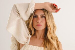Carolina Dieckmann revelou que está internada há quatro dias tratando uma infecção grave no rim esquerdo. A atriz emocionou seguidores ao compartilhar detalhes da recuperação diretamente do hospital.
