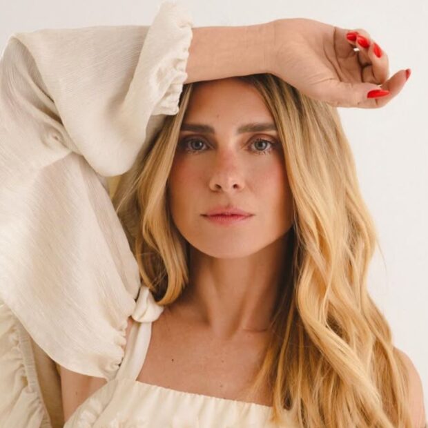 Carolina Dieckmann revelou que está internada há quatro dias tratando uma infecção grave no rim esquerdo. A atriz emocionou seguidores ao compartilhar detalhes da recuperação diretamente do hospital.