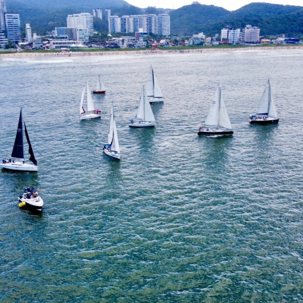 Mais de 100 velejadores e 20 embarcações prometem movimentar o litoral de Itajaí na próxima etapa do Circuito de Regatas Marina Itajaí, considerado o maior do Sul do Brasil.