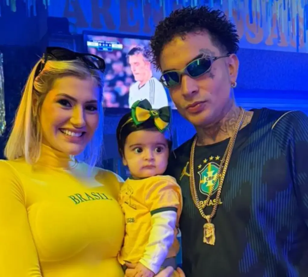 Fernanda Stroschein protegeu a filha Yarin com o próprio corpo durante a batida. O relato de MC Guimê comoveu a internet e virou exemplo de conscientização no trânsito.