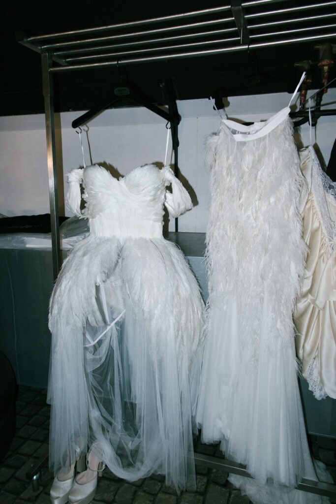 Entre plumas, candelabros e muito glamour, Elisa Zarzur celebrou o pré-casamento em Paris e deixou a internet contando os dias para o altar.

Créditos: Lufz