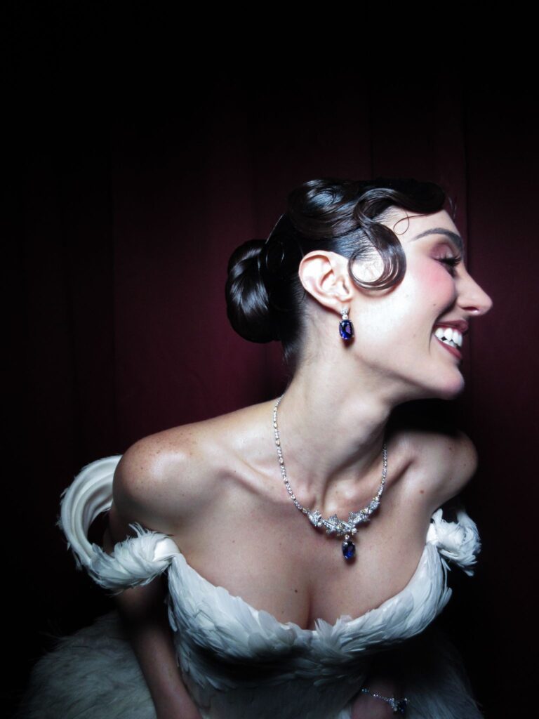 Entre plumas, candelabros e muito glamour, Elisa Zarzur celebrou o pré-casamento em Paris e deixou a internet contando os dias para o altar.

Créditos: Lufz