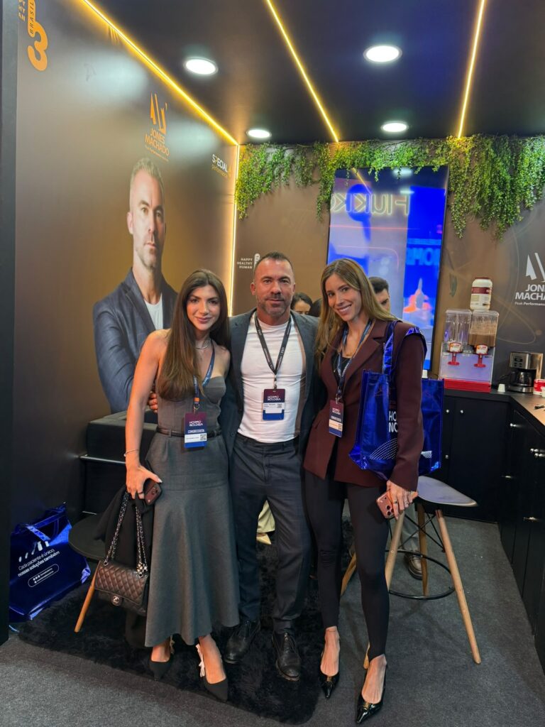 ones Machado durante o III Congresso Brasileiro de Hormonologia, ao lado da nutróloga Ana Laura Biegas crm 239051 e da médica especialista em nutrologia, Paola Ricciardi crm 239331, em evento realizado em abril de 2026 (Divulgação pessoal).