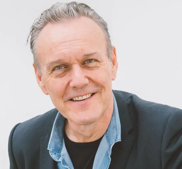 Anthony Head morreu aos 72 anos após complicações de uma pneumonia