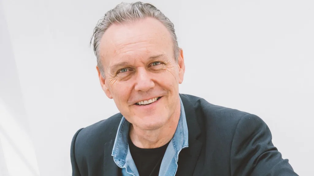 Anthony Head morreu aos 72 anos após complicações de uma pneumonia