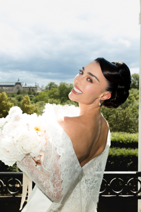 Elisa Zarzur para Paris com vestido Dior de 640 horas feito à mão