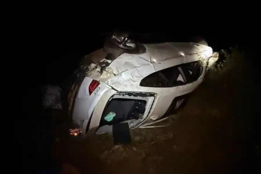 BMW cai em ribanceira e deixa cinco mortos em Minas Gerais