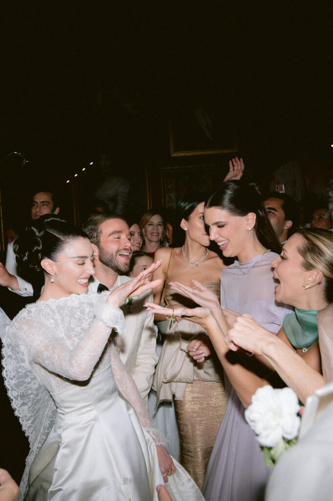 Entre os salões do Château de Ferrières, a alta-costura da Dior, os fogos no jardim e um bolo exclusivo assinado por Denilson Lima, Elisa Zarzur transformou seu casamento em um dos eventos mais comentados do ano - Créditos: Ale Bigliazzi