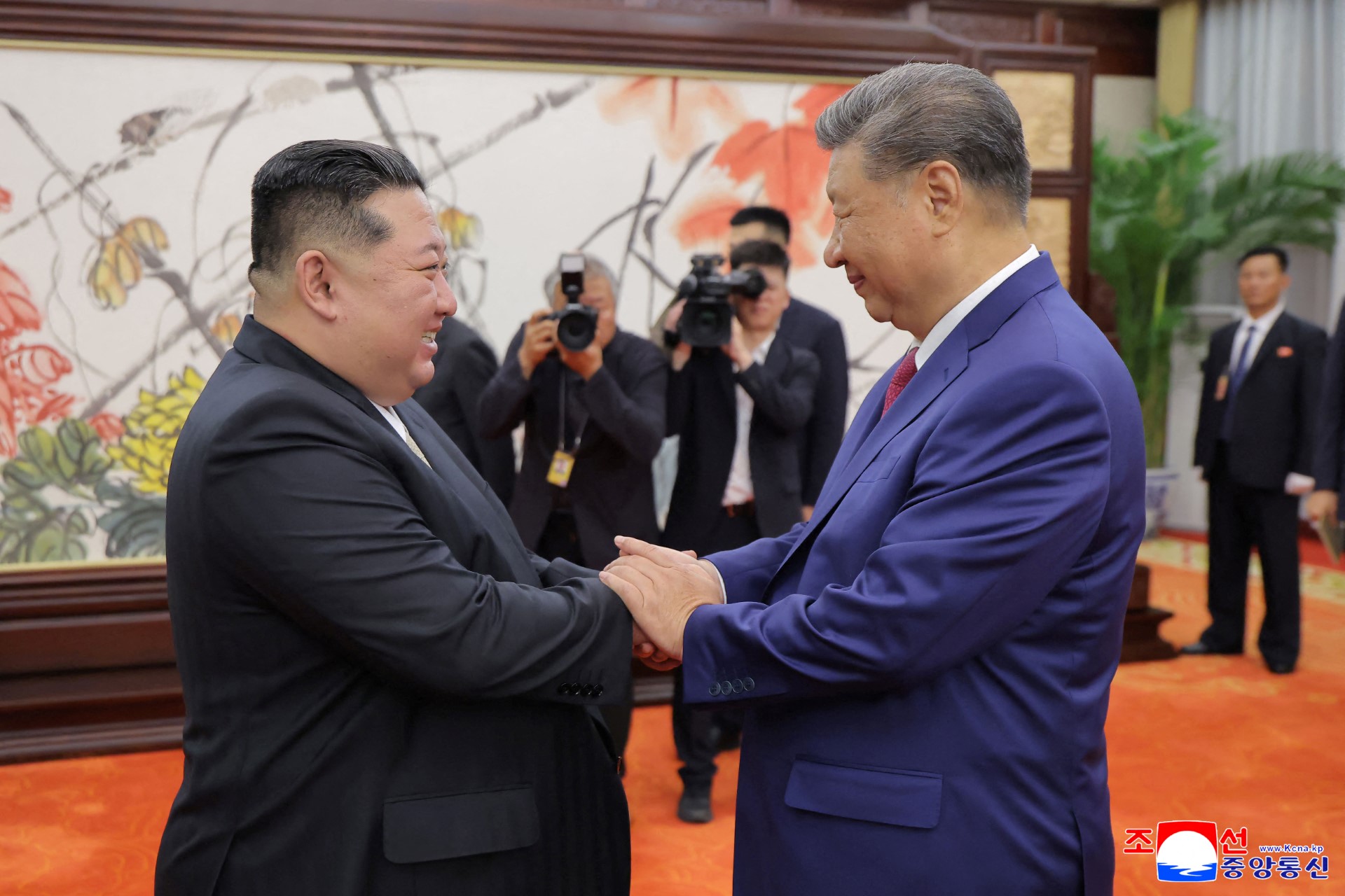 Xi Jinping e Kim Jong prometem maior cooperação em 1ª visita