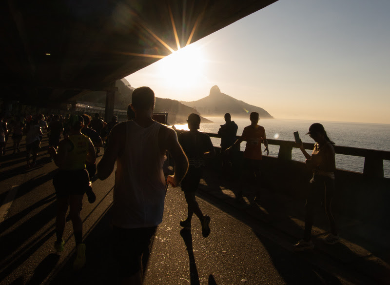 Recorde quebrado, percurso renovado e 70 mil pessoas nas ruas. A Maratona do Rio deixou de ser apenas uma corrida para se transformar em um espetáculo da cidade.