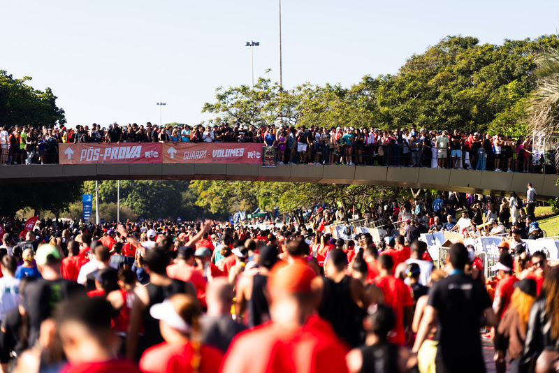 Entre o Pão de Açúcar, o mar e milhares de corredores, a Maratona do Rio 2026 mostrou por que se tornou um dos maiores eventos esportivos da América do Sul.