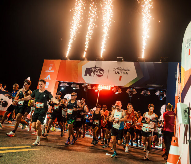 A maior edição da Maratona do Rio reuniu 70 mil participantes, recorde, emoção e uma cidade inteira respirando esporte.