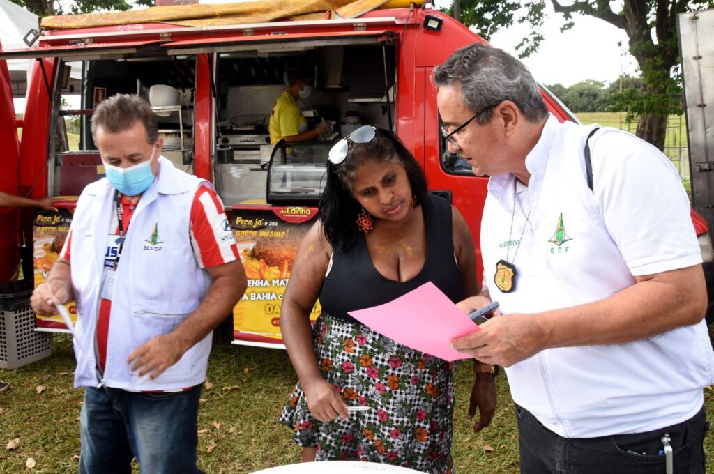 Fiscalizações da Vigilância Sanitária têm caráter prioritariamente educativo, informando sobre as boas práticas para cada atividade. Foto: Arquivo/Agência Saúde DF