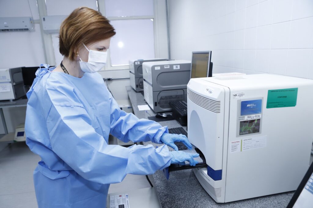 Lacen-DF conta com laboratórios onde são realizadas análises químicas e microbiológicas das amostras coletadas pela Vigilância Sanitária. Foto: Jhonatan Cantarelle/Agência Saúde DF