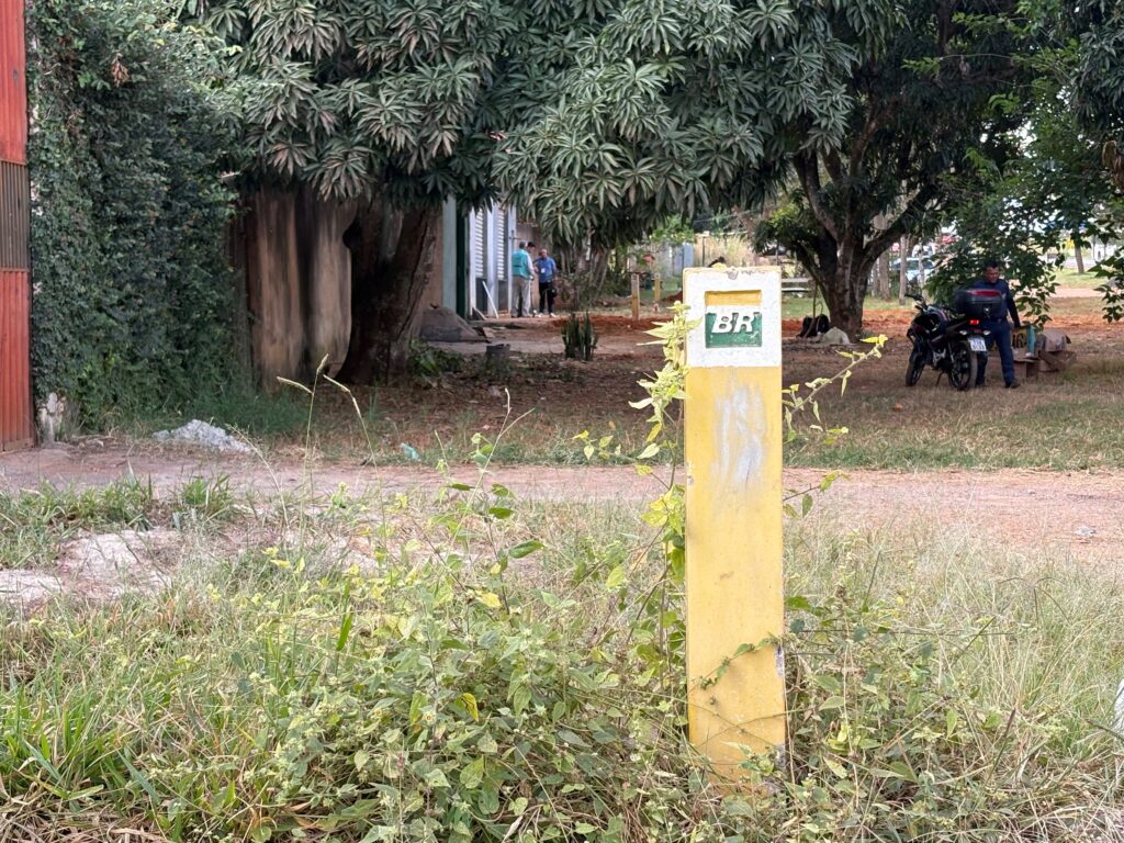 Postes apontam tubulação subterrânea para distribuição de combustível. Foto: Olavo David