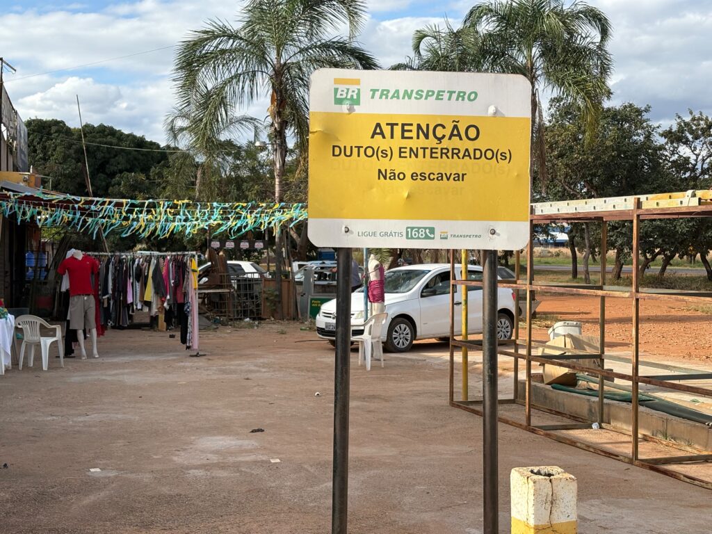 Placas da transpetro indicam local onde é proibido escavar, justamente pela presença de dutos. Foto: Olavo David