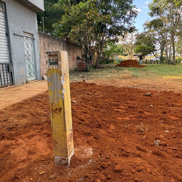 Postes apontam tubulação subterrânea para distribuição de combustível. Foto: Olavo David
