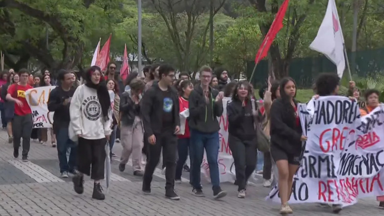 Estudantes invadem blocos da administração da USP e são reti