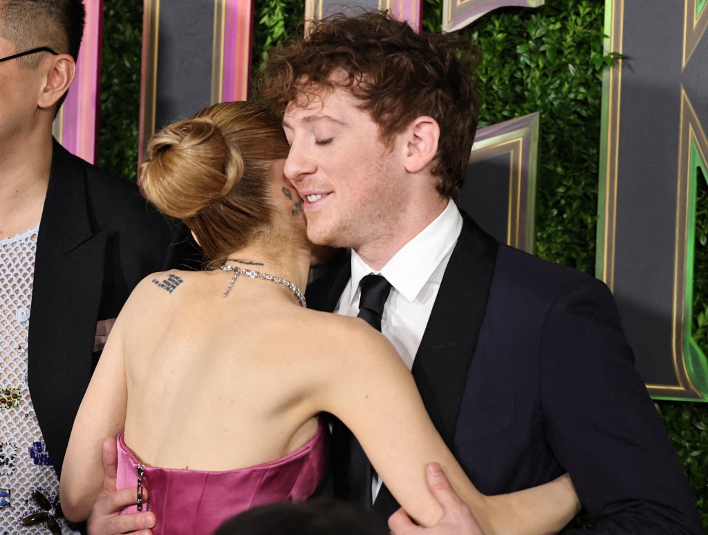 Ariana Grande e Ethan Slater terminam namoro após quase três