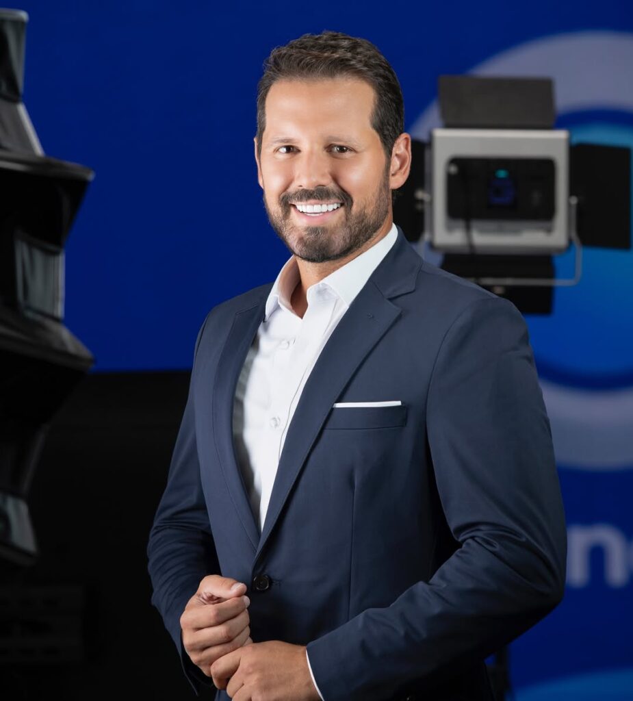 Um dos maiores nomes da televisão brasileira, Amaury Jr., inicia uma nova fase internacional após ser anunciado por Dony De Nuccio, sócio da TV Connect USA. Um encontro entre experiência, credibilidade e a paixão por comunicar que promete render grandes momentos para os brasileiros ao redor do mundo