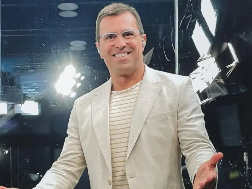 Tem mudança importante chegando ao jornalismo brasileiro. Após uma trajetória consolidada na TV, Rodrigo Bocardi inicia uma nova fase no SBT, onde comandará um projeto multiplataforma que promete unir informação, proximidade com o público e presença forte no digital.