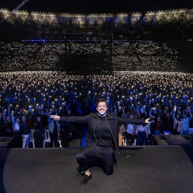 De teatros lotados a um estádio inteiro: Renato Albani encerra a turnê mais bem-sucedida da carreira após reunir mais de 280 mil espectadores no Brasil e na Europa.
