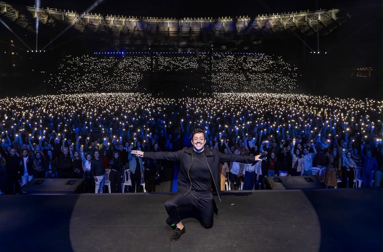 De teatros lotados a um estádio inteiro: Renato Albani encerra a turnê mais bem-sucedida da carreira após reunir mais de 280 mil espectadores no Brasil e na Europa.