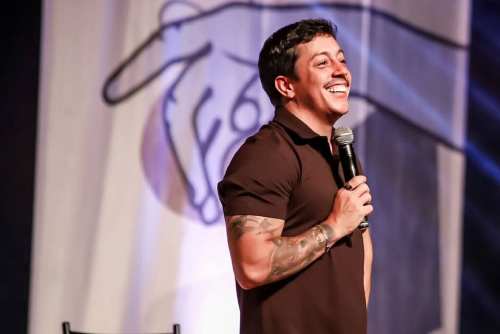 Mais de 15 mil pessoas em um estádio e um marco inédito para o stand-up brasileiro. Renato Albani escreveu seu nome na história da comédia nacional.