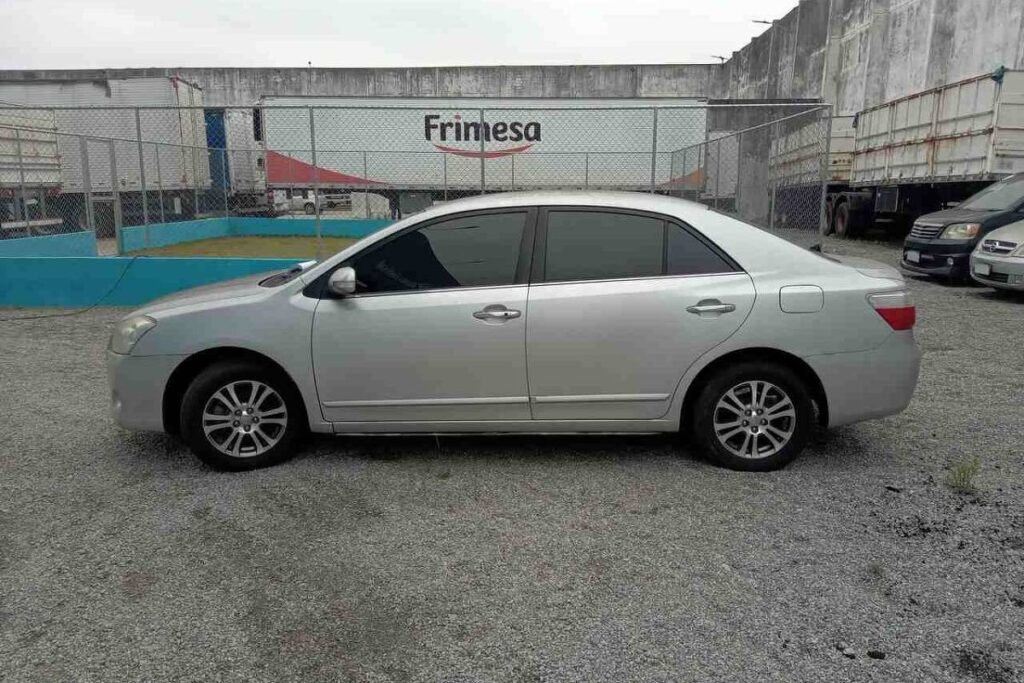 Toyota Premio 2007 aparece com lance mínimo de R$ 10,5 mil

