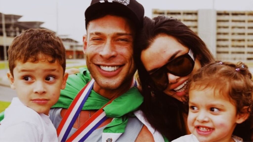 Bastou Ramon Dino e Vit Viana deixarem de se seguir no Instagram para a internet levantar teorias sobre separação. O atleta se pronunciou e afirmou que está tudo bem.