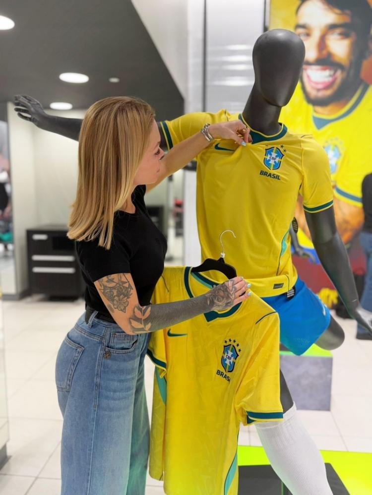 Influenciadora afirmou que pagou mais de R$ 800 pela peça original