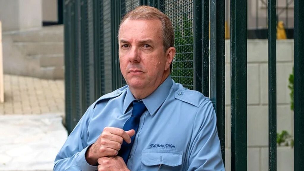 Ator usava farda de policial e estava com equipe em uma viatura cenográfica
