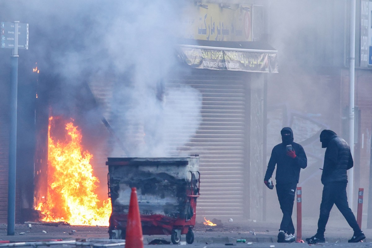 Manifestantes anti-imigração bloqueiam ruas e incendeiam veí
