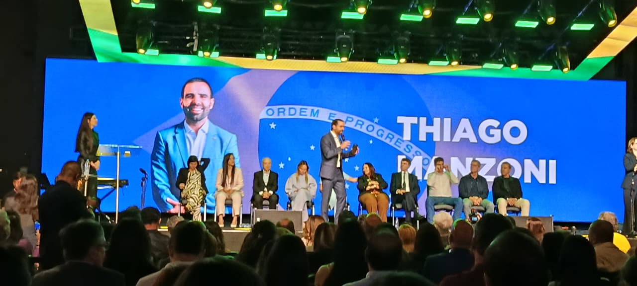 Lançamento de Manzoni vira festa da direita
