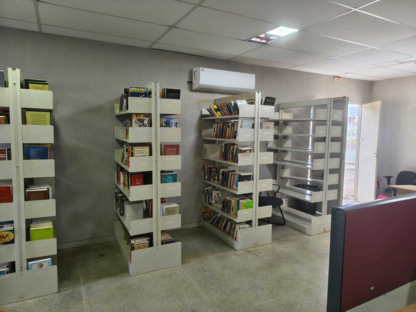 estantes biblioteca samambai1