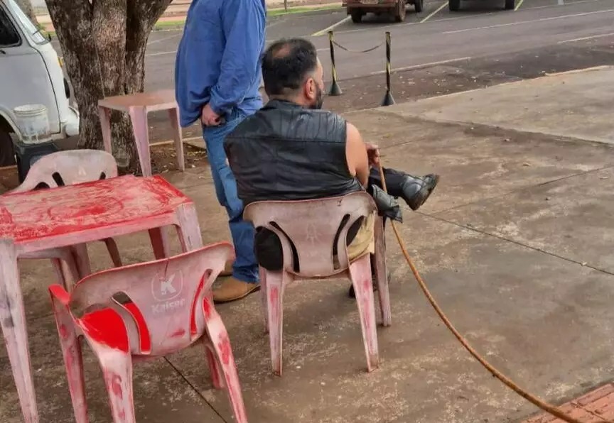 Cliente é amarrado à cadeira apos comer pasteis e nao pagar