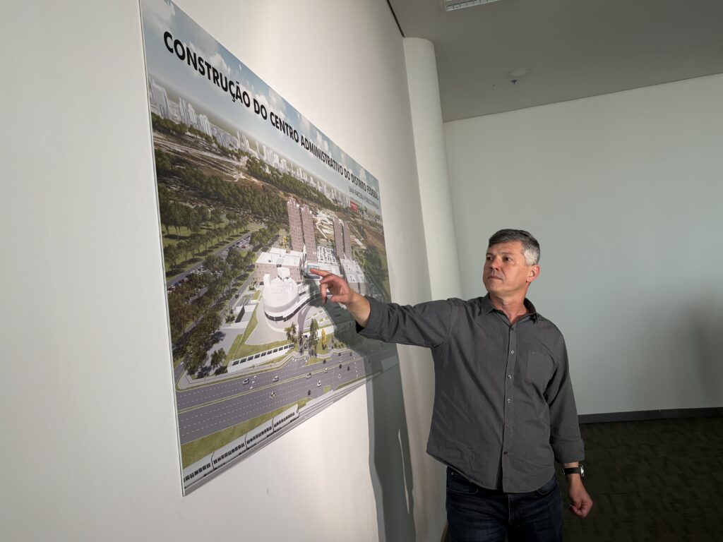 O secretário de Obras, Valter Casimiro, detalhou etapas do planejamento para a ocupação do CAD-DF. Foto: Vítor Ventura/Jornal de Brasília