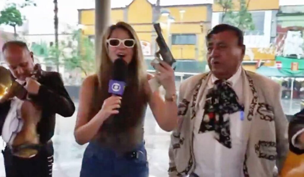 Objeto foi entregue por integrante de uma banda mariachi durante transmissão no México