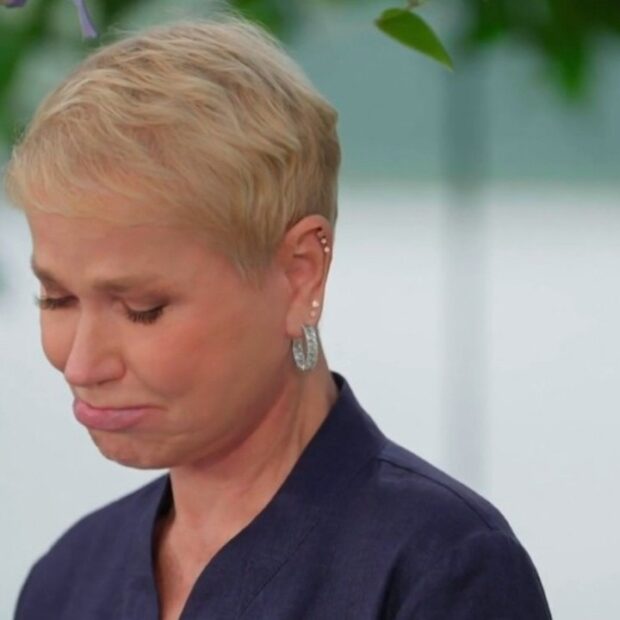 Xuxa Meneghel se emocionou ao ler uma carta escrita por Sasha Meneghel durante o programa “Eliana em Família: Pode Entrar”.
