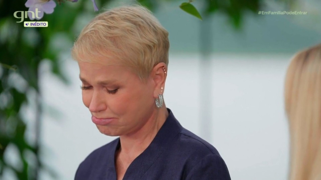 Xuxa Meneghel se emocionou ao ler uma carta escrita por Sasha Meneghel durante o programa “Eliana em Família: Pode Entrar”.