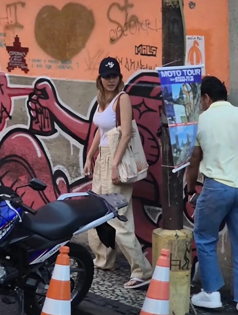 Ex-BBB apareceu discreta e acompanhada de um amigo pouco mais de um mês após o reality