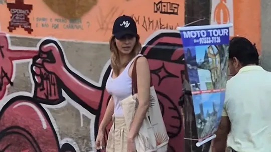 Ana Paula Renault foi vista andando de chinelo e boné por Santa Teresa, no Rio