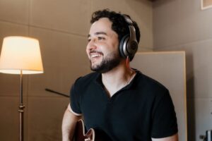 Heber Nunes conquistou o título da primeira temporada do Guitar Pool Brasil após se destacar entre guitarristas de várias regiões do país.