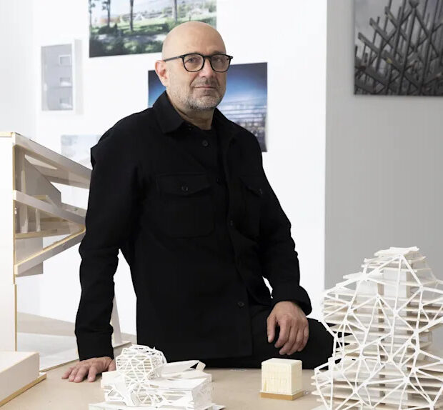 Arquiteto Jürgen Mayer H. inaugura debate sobre urbanismo em Florianópolis O renomado alemão Jürgen Mayer H. participa do ADIT Arq enquanto sua primeira obra brasileira atinge marco importante A capital catarinense se transforma no epicentro das discussões sobre urbanismo contemporâneo com a chegada do arquiteto alemão Jürgen Mayer H. ao país. O fundador do escritório J.MAYER.H Architects conduzirá a conferência de abertura da quinta edição do ADIT Arq – Seminário de Arquitetura, Design e Projetos, no CentroSul, em Florianópolis. A histórica visita do profissional europeu ao território nacional ocorre em um momento estratégico para o mercado imobiliário do Sul, coincidindo com a finalização das obras estruturais de seu primeiro projeto assinado em solo brasileiro.