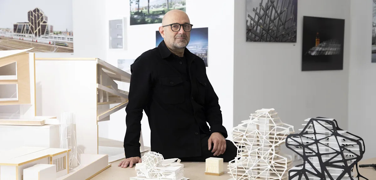 Arquiteto Jürgen Mayer H. inaugura debate sobre urbanismo em Florianópolis O renomado alemão Jürgen Mayer H. participa do ADIT Arq enquanto sua primeira obra brasileira atinge marco importante A capital catarinense se transforma no epicentro das discussões sobre urbanismo contemporâneo com a chegada do arquiteto alemão Jürgen Mayer H. ao país. O fundador do escritório J.MAYER.H Architects conduzirá a conferência de abertura da quinta edição do ADIT Arq – Seminário de Arquitetura, Design e Projetos, no CentroSul, em Florianópolis. A histórica visita do profissional europeu ao território nacional ocorre em um momento estratégico para o mercado imobiliário do Sul, coincidindo com a finalização das obras estruturais de seu primeiro projeto assinado em solo brasileiro.
